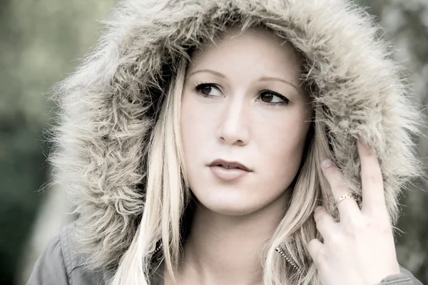 Chica rubia con una gorra — Foto de Stock