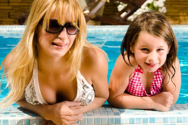 Junto con mi hermana en la piscina —  Fotos de Stock