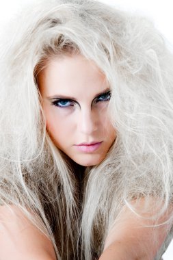 görünümünüzü mavi gözlerim de yakalamaya çalışıyor