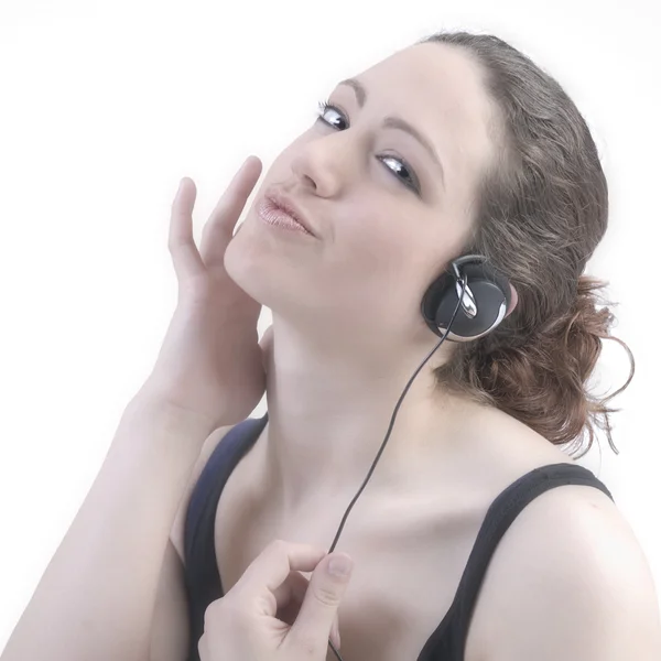 Kvinna med långt lockigt hår med hörlurar — Stockfoto