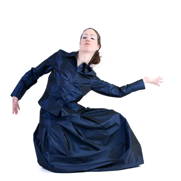 Donna con lunghi capelli ricci in posa in un abito di gala — Foto Stock