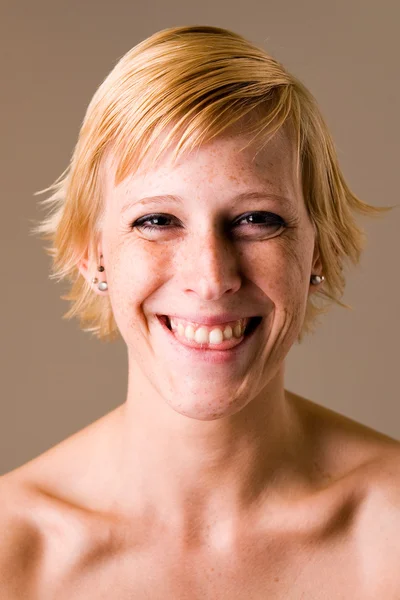 Blondýnka s krátkými vlasy srandu — Stock fotografie