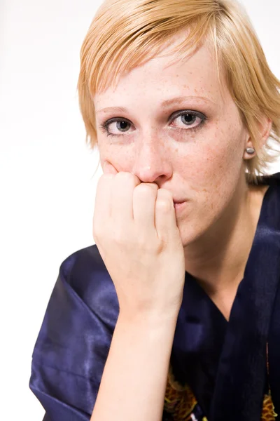 Blond tjej med kort hår ser ledsen — Stockfoto