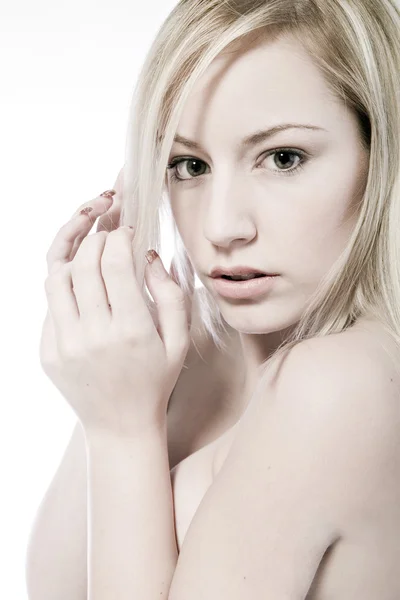Studio portret van een jonge verrast blonde vrouw — Stockfoto