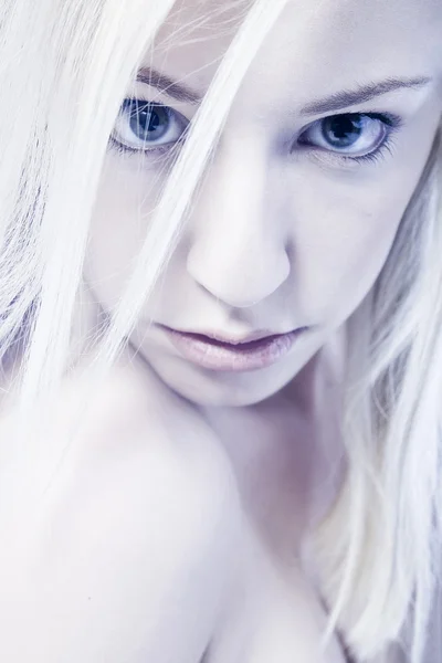 Genç sarışın bir kadın mavi portre Studio — Stok fotoğraf