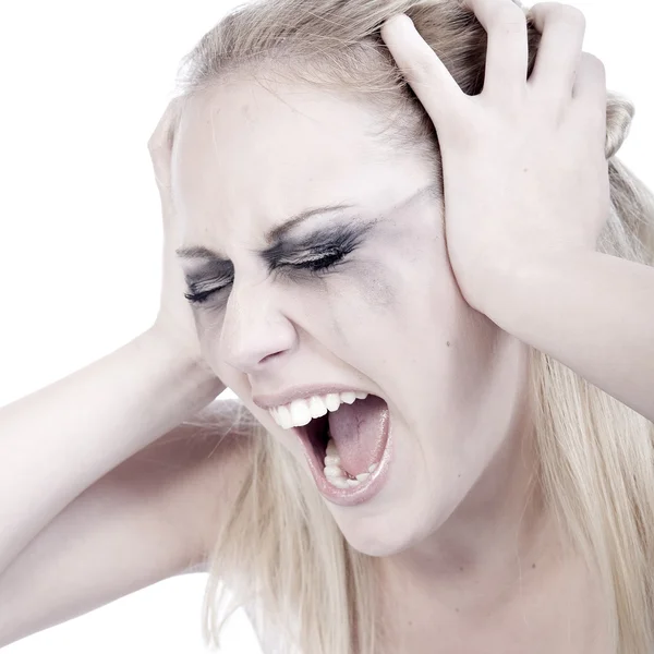 叫んでいる若いブロンドの女性のスタジオ ポートレート — ストック写真