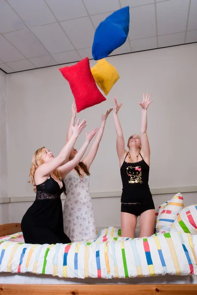 Lanzar con almohadas en una fiesta de pijama — Foto de Stock