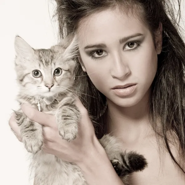 Mixed raced young beauty and the kitten — Stock Photo, Image