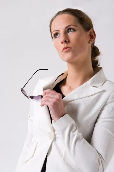 Junge Frau auf der Suche nach interessanten Dingen — Stockfoto