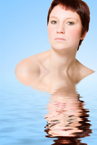 Studioporträt einer jungen Frau mit kurzen Haaren — Stockfoto