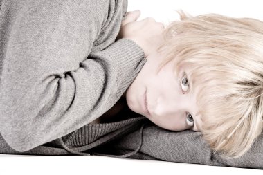 üzgün bakıyorsun yerde yatan güzel bir kız arıyorum