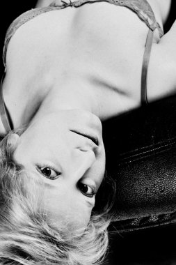 şehvetli kız siyah beyaz