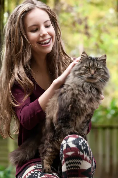 Dziewczyna i jej kot — Zdjęcie stockowe