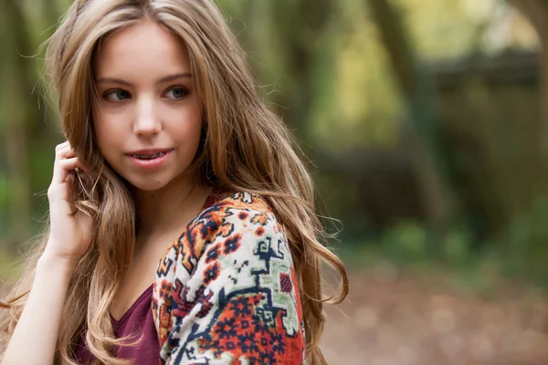 Teen in the autumn — Stock Photo, Image