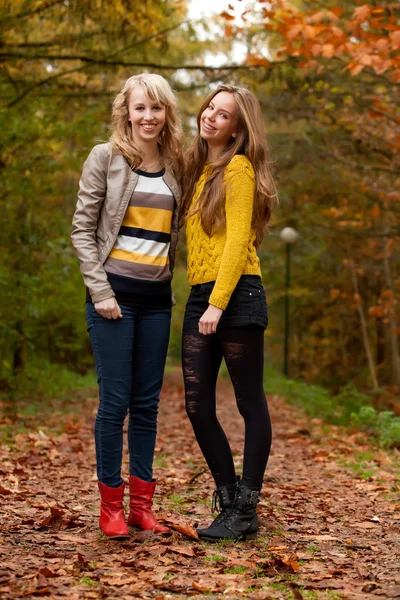 Adolescents heureux dans la forêt — Photo