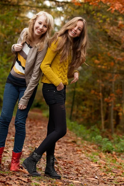 Adolescentes sorridentes na floresta — Fotografia de Stock