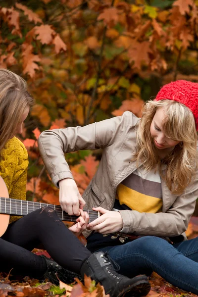 Aprender a tocar guitarra — Fotografia de Stock