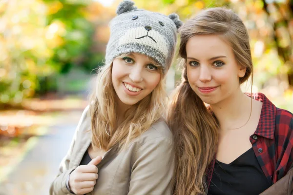 Freundinnen im Herbst — Stockfoto