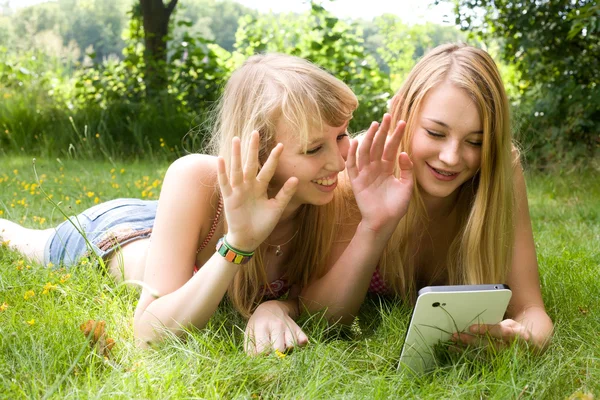 Gadis melambaikan tangan dengan tablet — Stok Foto