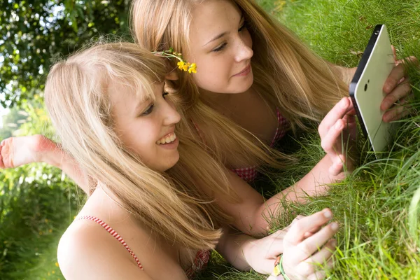 Girls and a touchpad — Stock Photo, Image