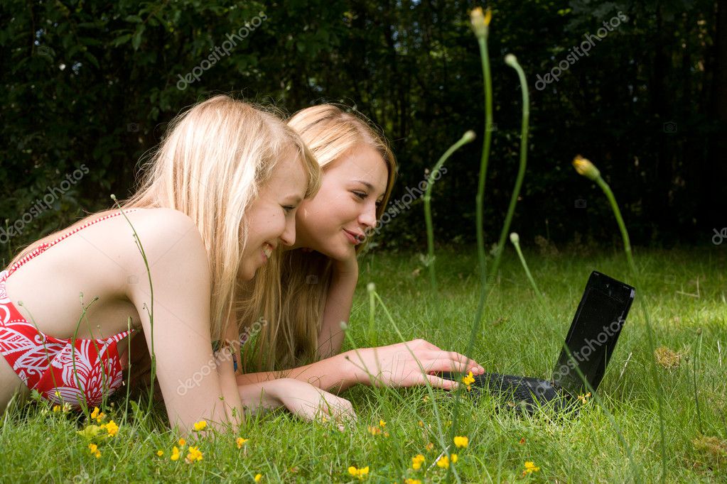 Две подруги развлекаются в саду
