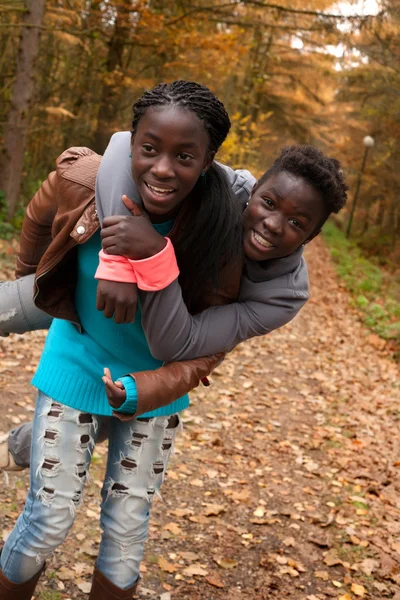幸せなアフリカ人の姉妹 — ストック写真
