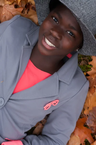 Glad afrikansk flicka — Stockfoto