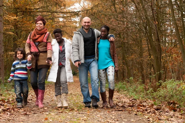 Spaziergang mit der multikulturellen Familie Stockbild