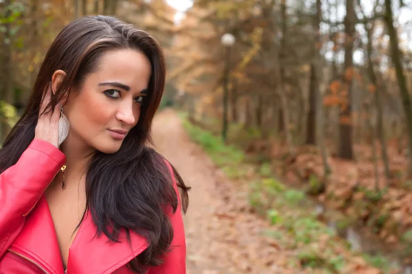 Sexy vrouw in het bos — Stockfoto