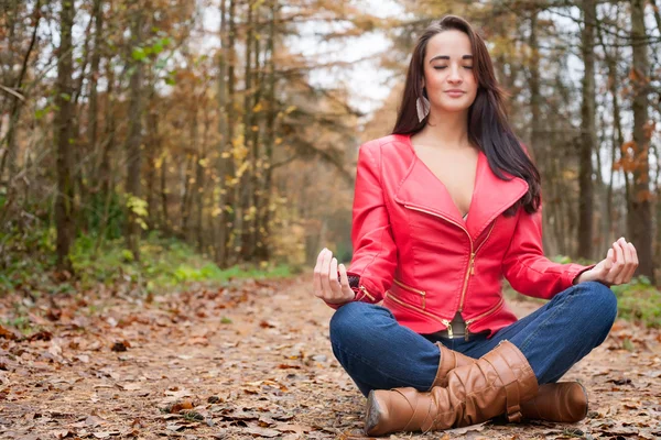 Meditazione nella foresta — Foto Stock