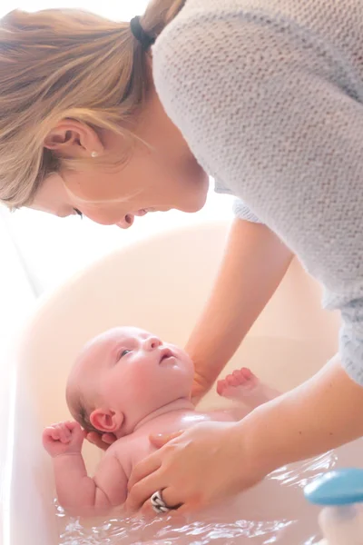Hora do banho do bebé Fotos De Bancos De Imagens Sem Royalties