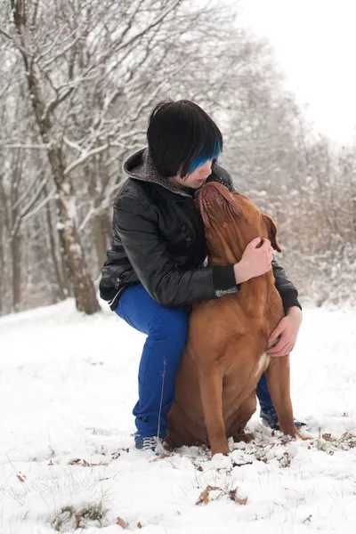Emo chico es abrazar a su perro — Foto de Stock