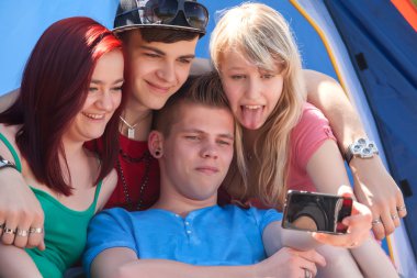 Kız ona dil sopalarla iken grup fotoğraf çekme