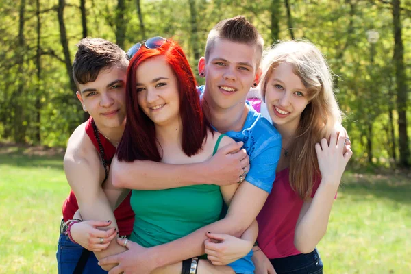 Teenage groep is zeer dichtbij — Stockfoto