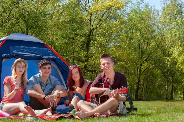 Młodzież na camping świetnie się bawimy — Zdjęcie stockowe