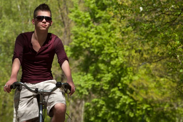 男の子が彼の自転車での旅行を持っています。 — ストック写真