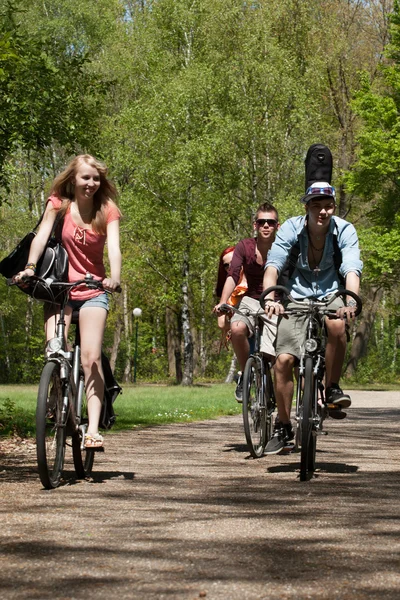 Adolescentes andando de bicicleta — Fotografia de Stock