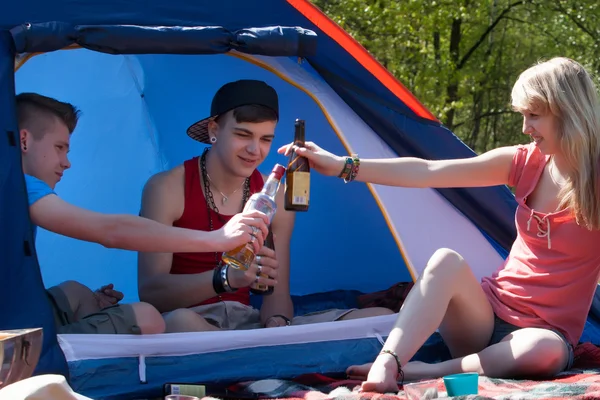 Young teenagers drinking some alcohol — Stock Photo, Image