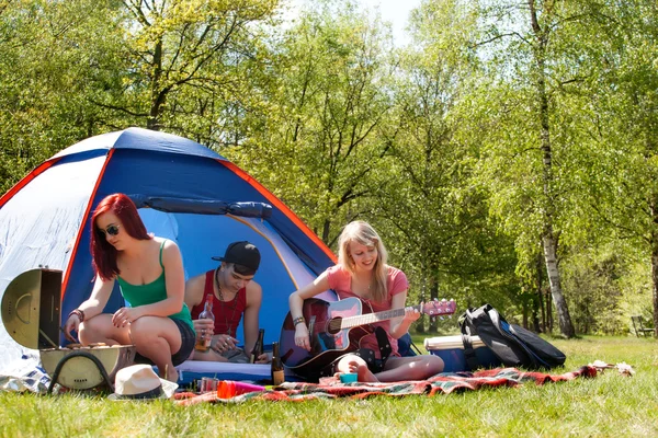 Jóvenes adolescentes pasando un buen rato en el camping —  Fotos de Stock