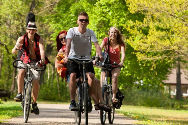 Grupp tonåringar på cyklar — Stockfoto