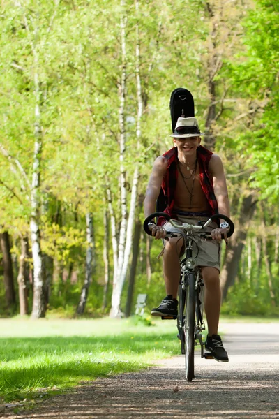Nastolatek na rowerze — Zdjęcie stockowe