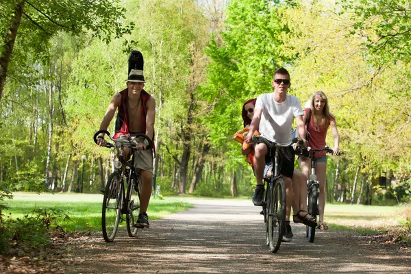 Adolescentes están haciendo un paseo en las bicicletas — Foto de Stock