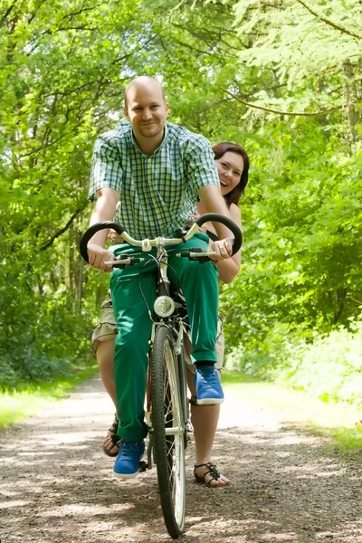 自転車で結婚されていたカップル — ストック写真