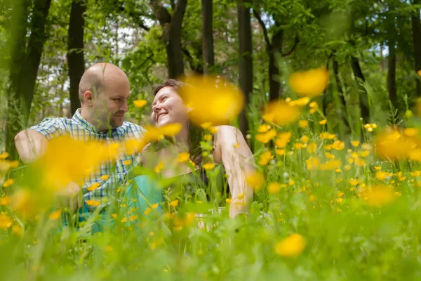 Sweet lovers between the buttercups — Stock Photo, Image