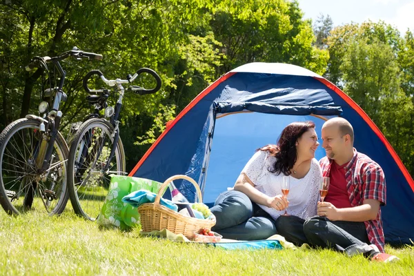 Pareja feliz en un camping bebiendo prosecco — Foto de Stock