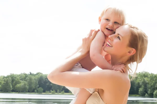 Moeder en zoon in de zon — Stockfoto