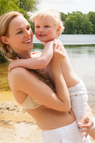 Matka i syn na plaży — Zdjęcie stockowe