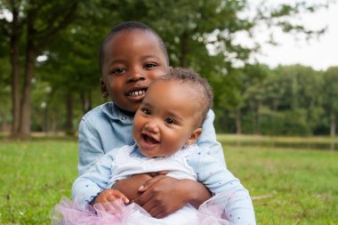 Afrikalı Çocuk ve kız kardeşi gülen