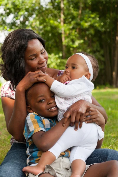 Afrikanska lycklig familj — Stockfoto