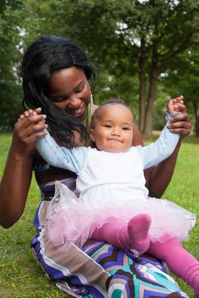 Mamma leker med sin flicka — Stockfoto